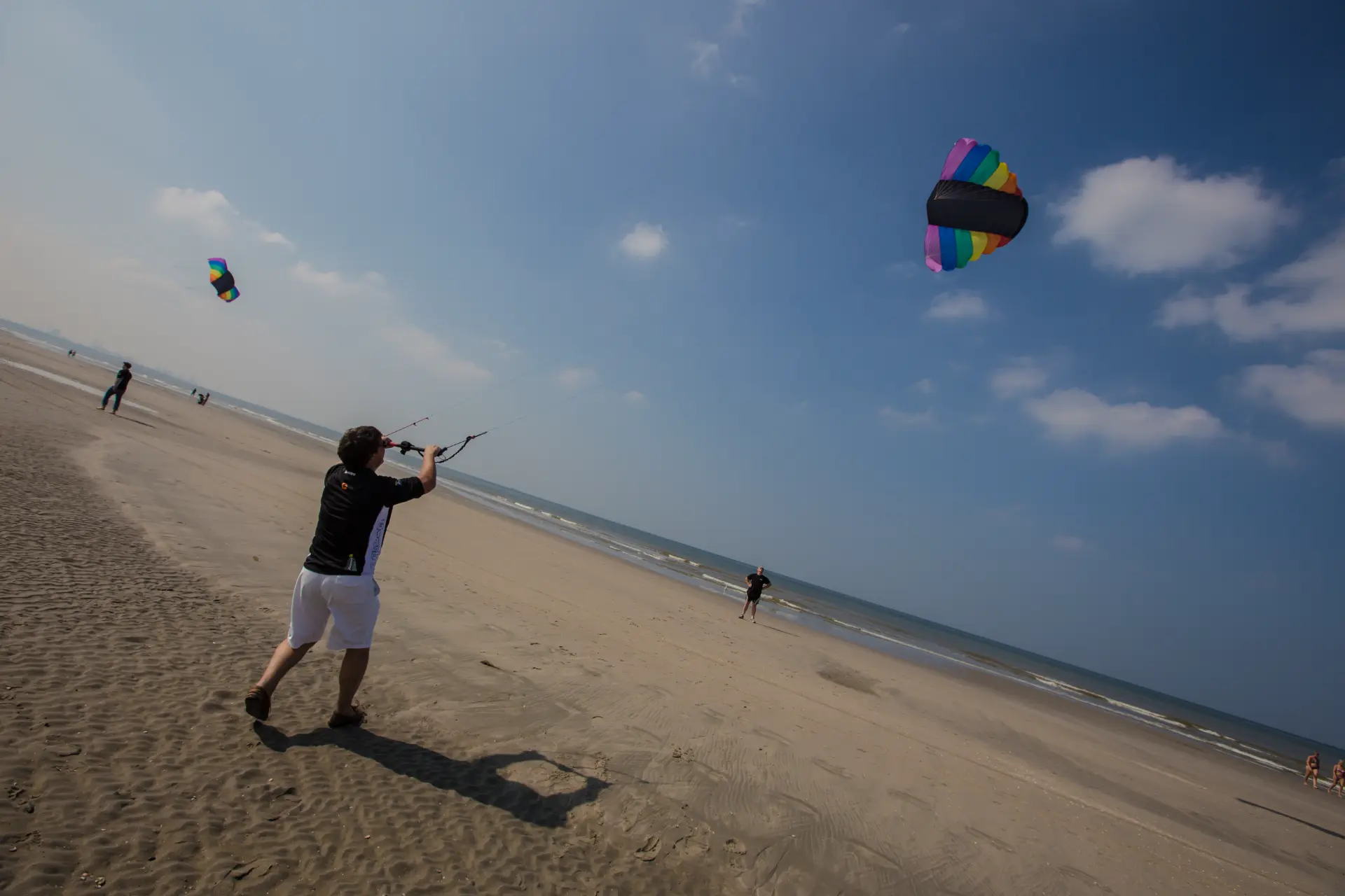 Powerkiter op het strand bij Monster